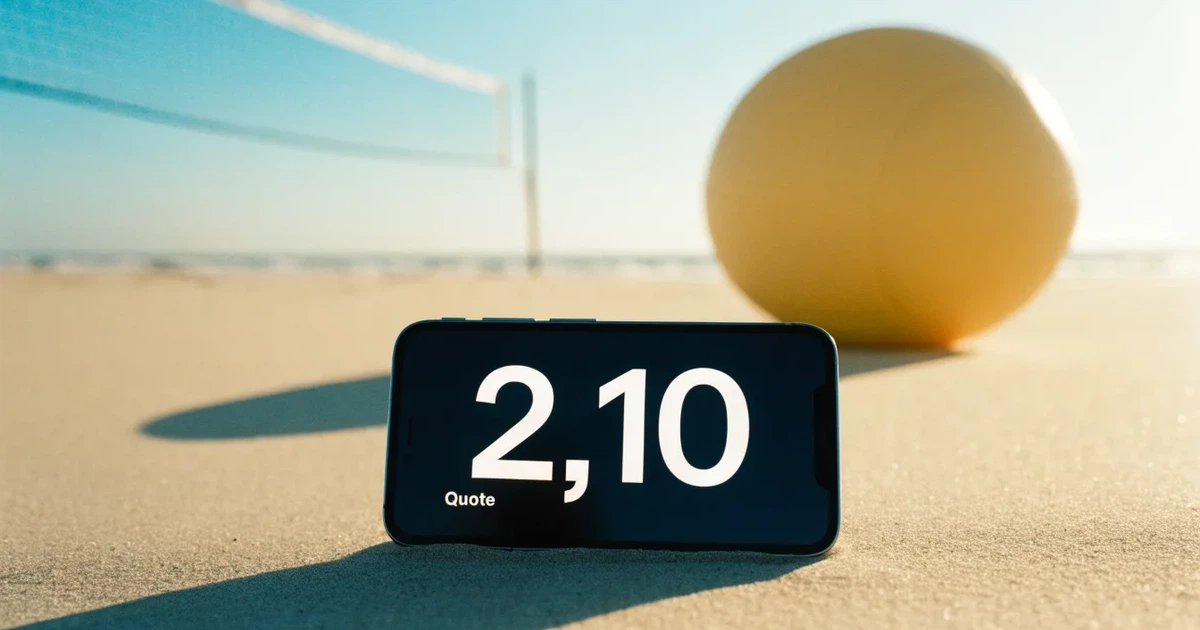Ein Volleyball liegt auf feinem hellem Sand, ein gespanntes Netz verschwimmt dahinter, das Licht kommt von einem weiten Meer.
